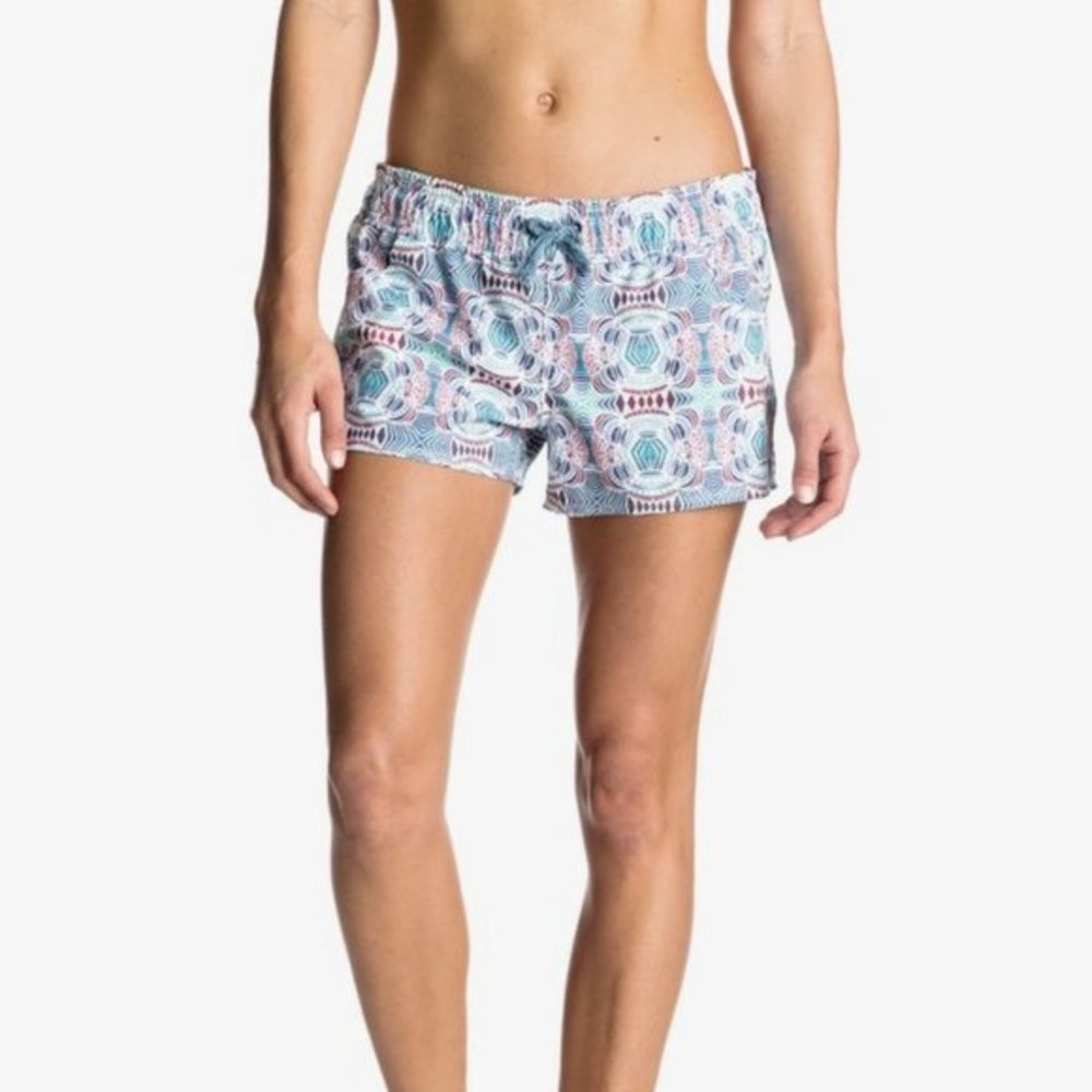 Roxy Seabloom 2" Board Shorts Size Medium runs very small. More like a child med